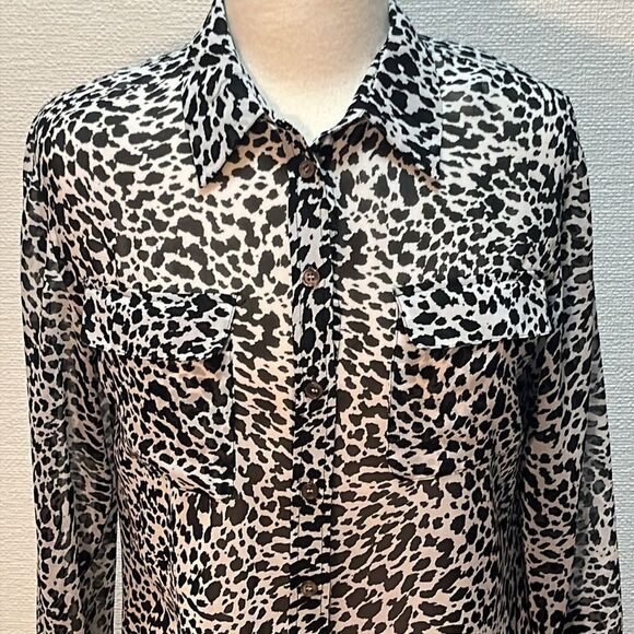 NWOT Two by Vince Camuto Sheer Animal Print Top - Picture 2 of 10